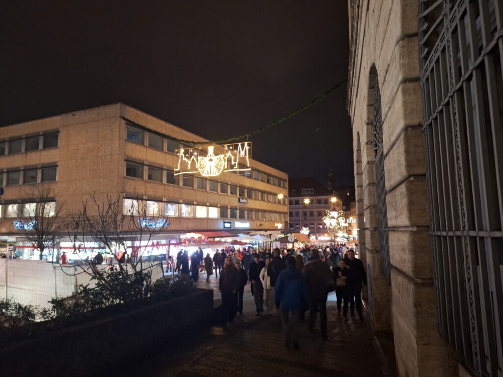 An image of the crowds at the Christkindlesmarkt in Nuremberg